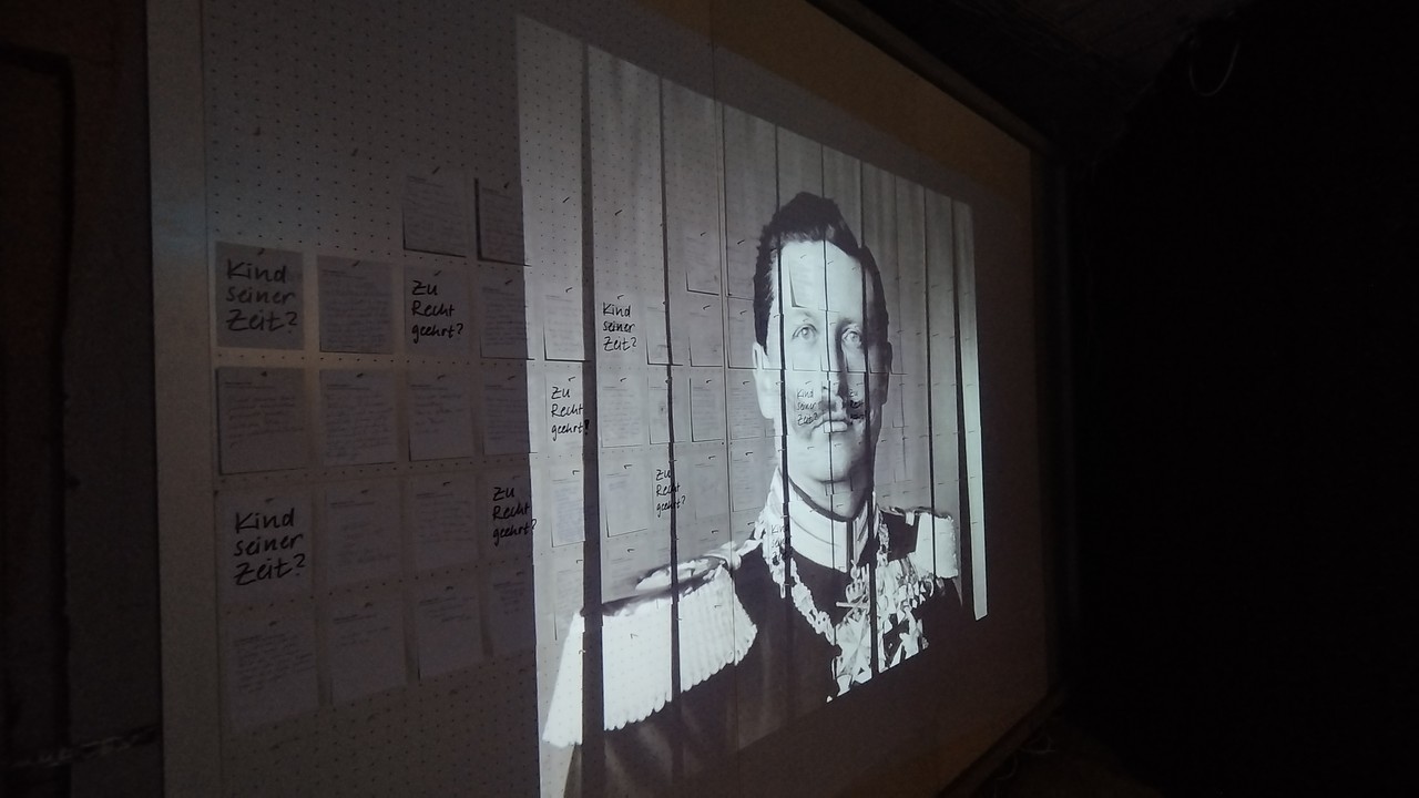 Am Ende der Ausstellung wird um Feedback gebeten und zur Diskussion eingeladen.