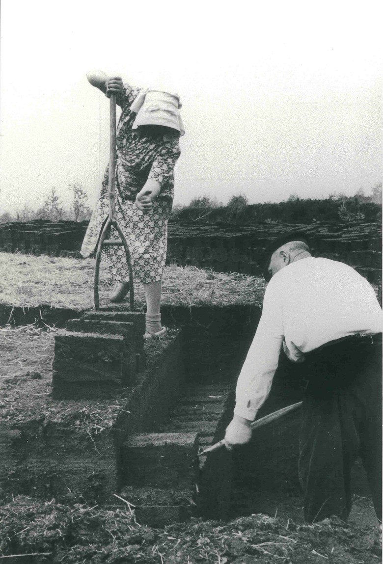 Ein Bauernehepaar beim Torfstich im Amtsvenn 1956. (Foto: STAV Dep. FAHV Nr. 2105e)