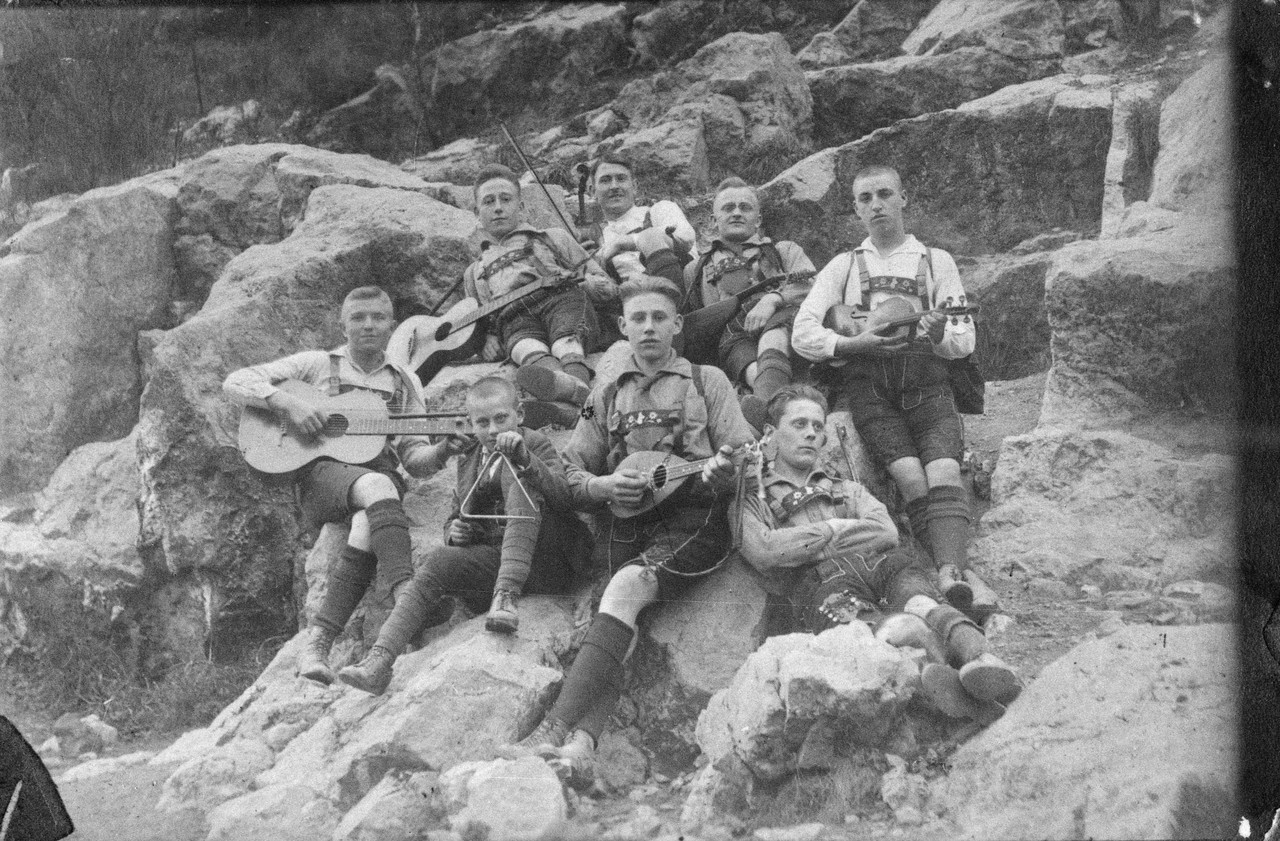 Wilhelm Paroth (1899-1992), Bergmann: Wilhelm Paroth, obere Reihe, 2. von rechts mit dem „Mandolinen- und Wanderclub Alpenröschen“ in den Externsteinen. Fotografie, um 1920, LWL-Museen für Industriekultur, Inv.-Nr. WIM 1990/295, in „Kleine Leute“ S. 144.