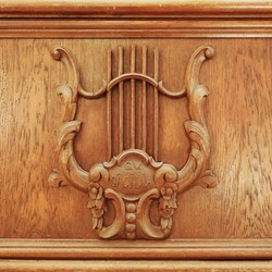 Das Lyramotiv auf der mittleren Schranktür. (vergrößerte Bildansicht wird geöffnet)