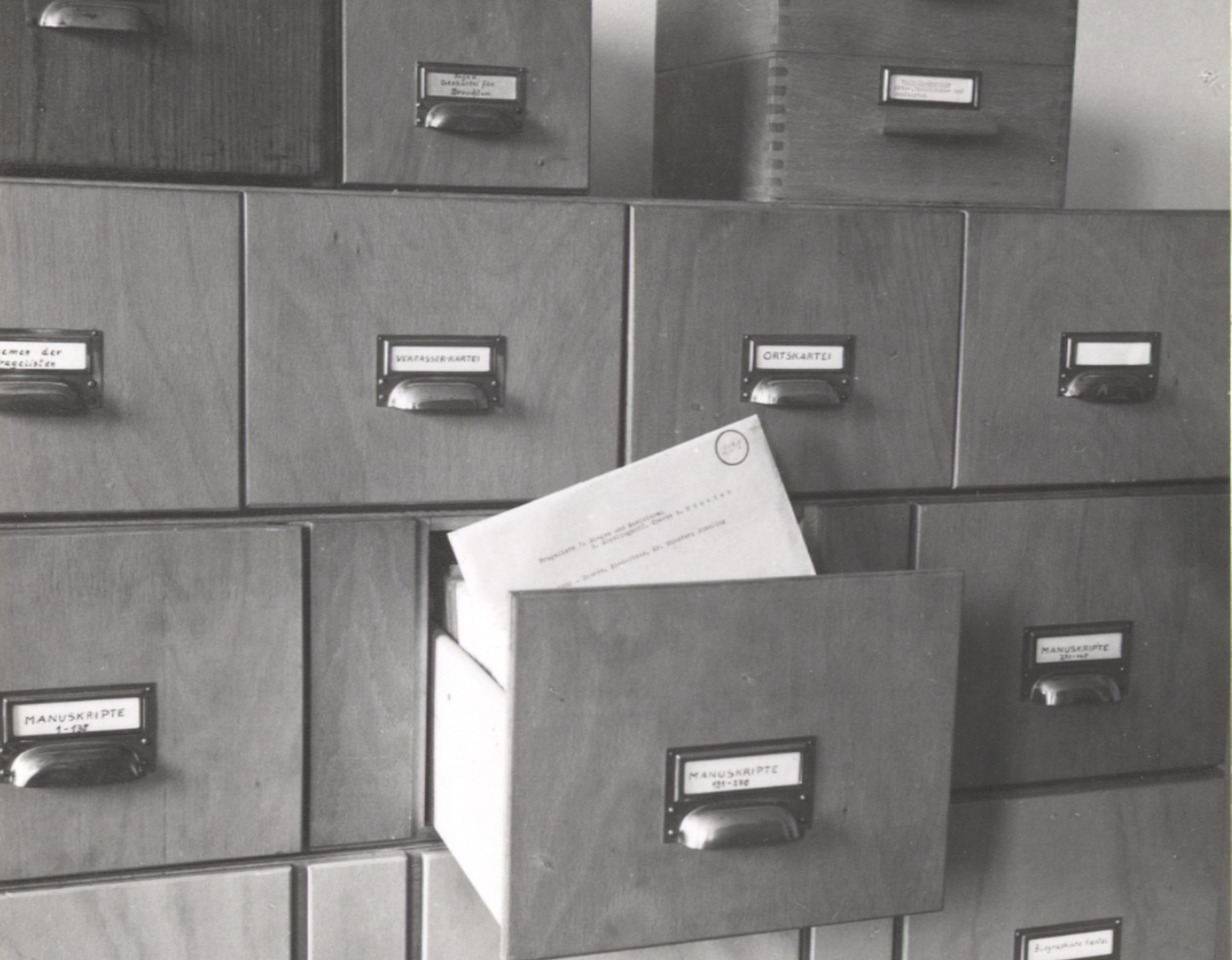 Zettelkasten im Archiv der Volkskundlichen Kommission, 1955. Archiv für Alltagskultur.