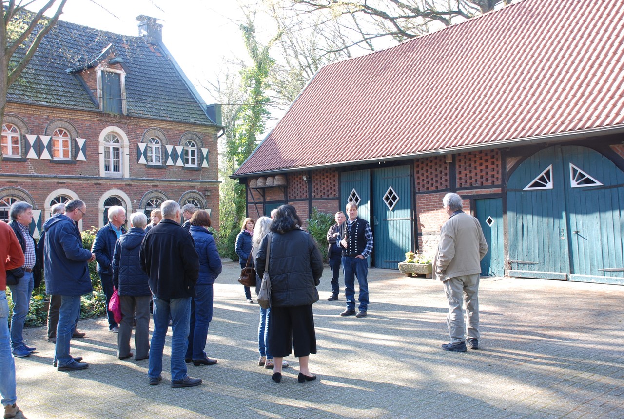 Martin Reckfort erläutert den Teilnehmerinnen und Teilnehmern die historische Hofanlage. (Foto: Andreas Eiynck)