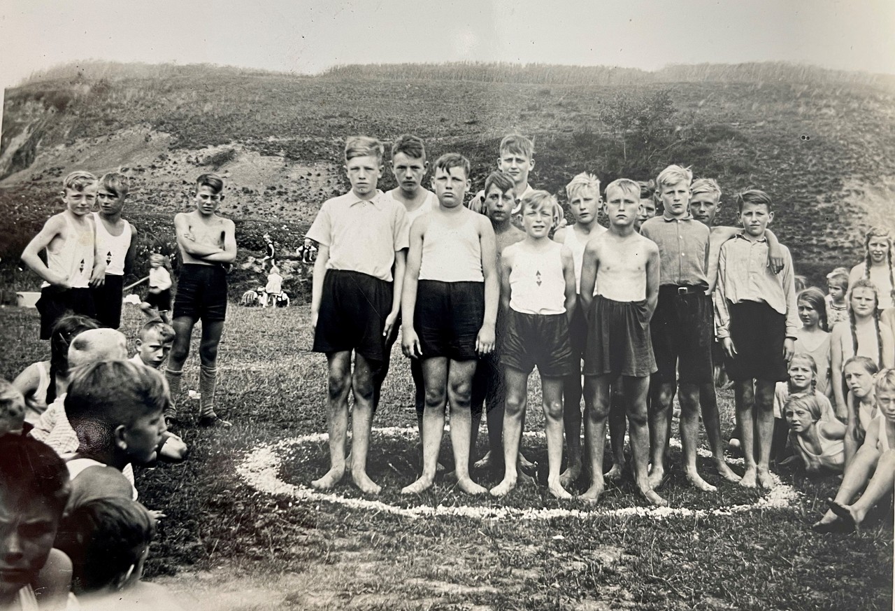 Beim Schulsportfest der Schulen Schwenningdorf, Rödinghausen, Bieren und Dono am 20.07.1939. Im Hintergrund der Hang von dem die Zuschauer u.a. die Fußballpartien verfolgten. Foto: Gemeindearchiv Rödinghausen.