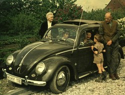 Mit dem VW-Käfer begann für viele Familien in Deutschland das automobile Leben. Archiv für Alltagskultur, Bestand Reudelsterz, Inv.-Nr. 2009.00618. (vergrößerte Bildansicht wird geöffnet)
