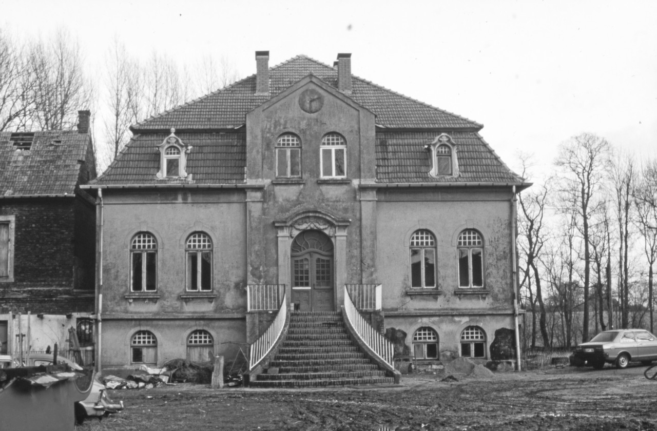 Die verwahrloste Villa 1984. Foto: Andreas Eiynck.