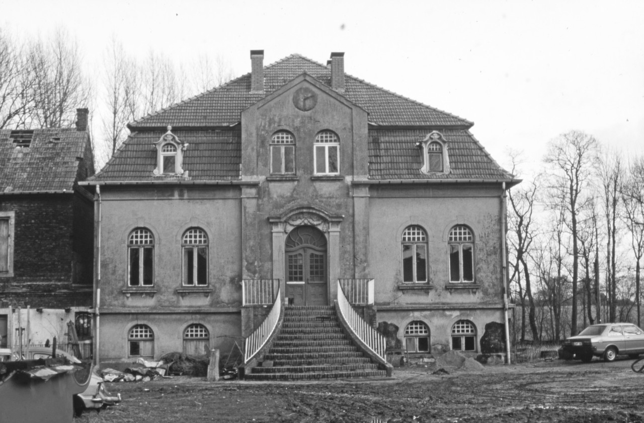 Die verwahrloste Villa 1984. Foto: Andreas Eiynck.