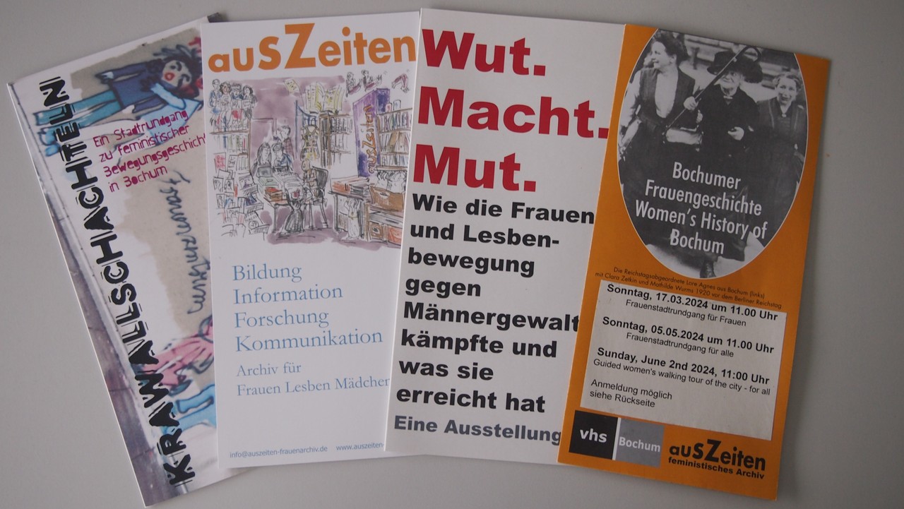 Diverse Flyer von ausZeiten (Foto: Aleksandra Stojanoska).