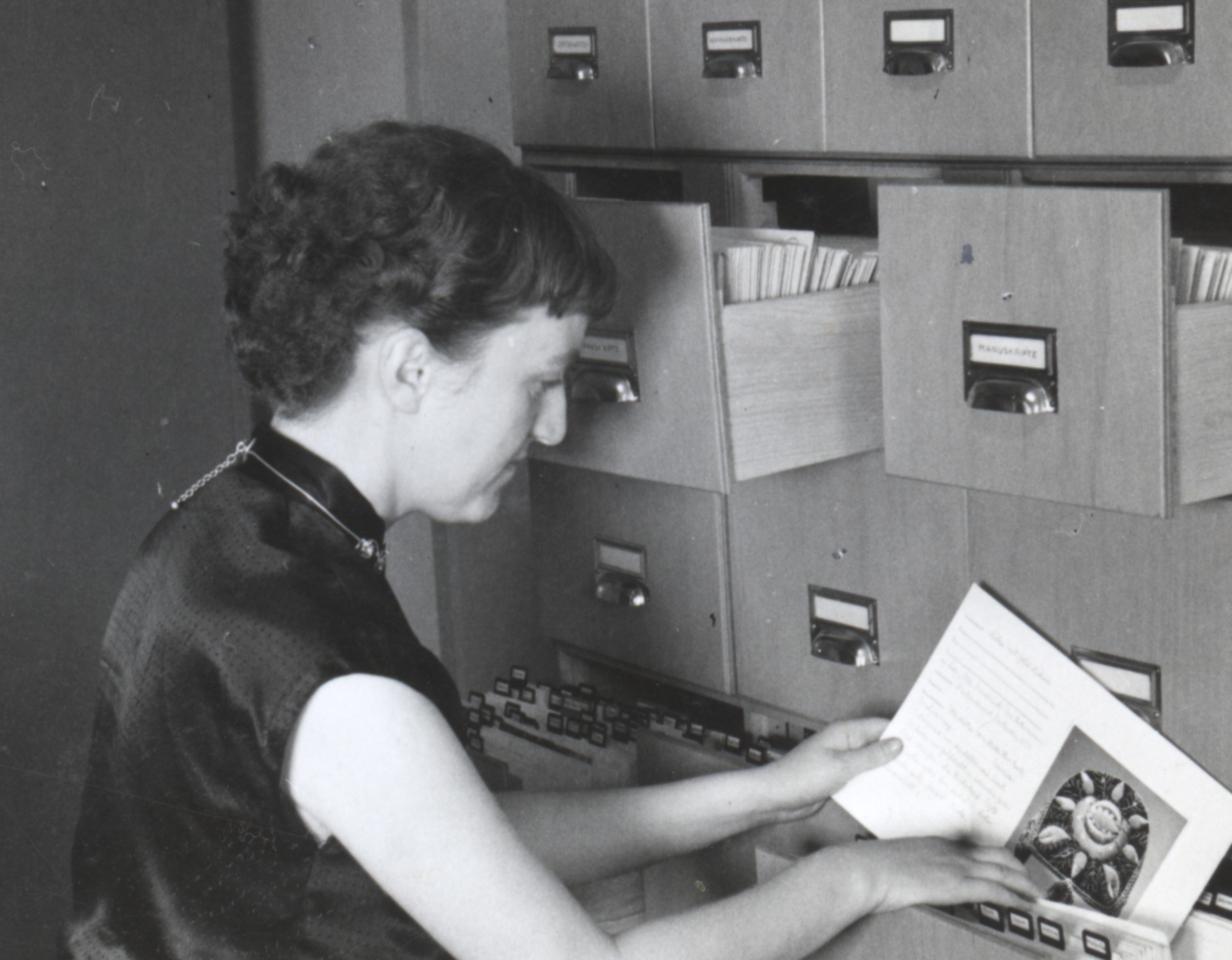 Frau Gerda Schmitz nimmt eine Bildkarte aus einem Karteikasten der Volkskundlichen Kommission, 1954. Archiv für Alltagskultur.