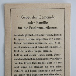 Zettel mit besonderen Gebeten wurden anlässlich von Erstkommunionfeiern an die in der Kirche versammelten Gläubigen und die Erstkommunikant:innen verteilt. Archiv für Alltagskultur, unverzeichneter Bestand. Foto: Christiane Cantauw, Kommission Alltagskulturforschung. (vergrößerte Bildansicht wird geöffnet)