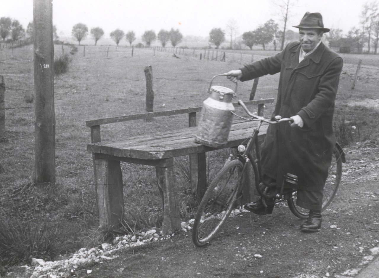 „Leerdüppe wird mit dem Rad abgeholt“, 1959, Fotograf: Adolf Risse, Münster-Nienberge (Archiv für Alltagskultur, 0000.20982)