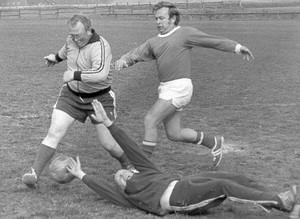 Drei Männer spielen Fußball. Foto: Korwes, H. G.; Archiv für Alltagskultur.