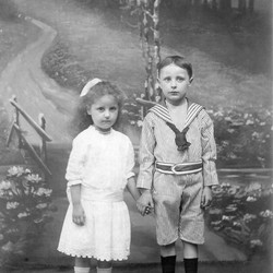 Erna und Wilhelm Tell im Matrosenanzug (vergrößerte Bildansicht wird geöffnet)