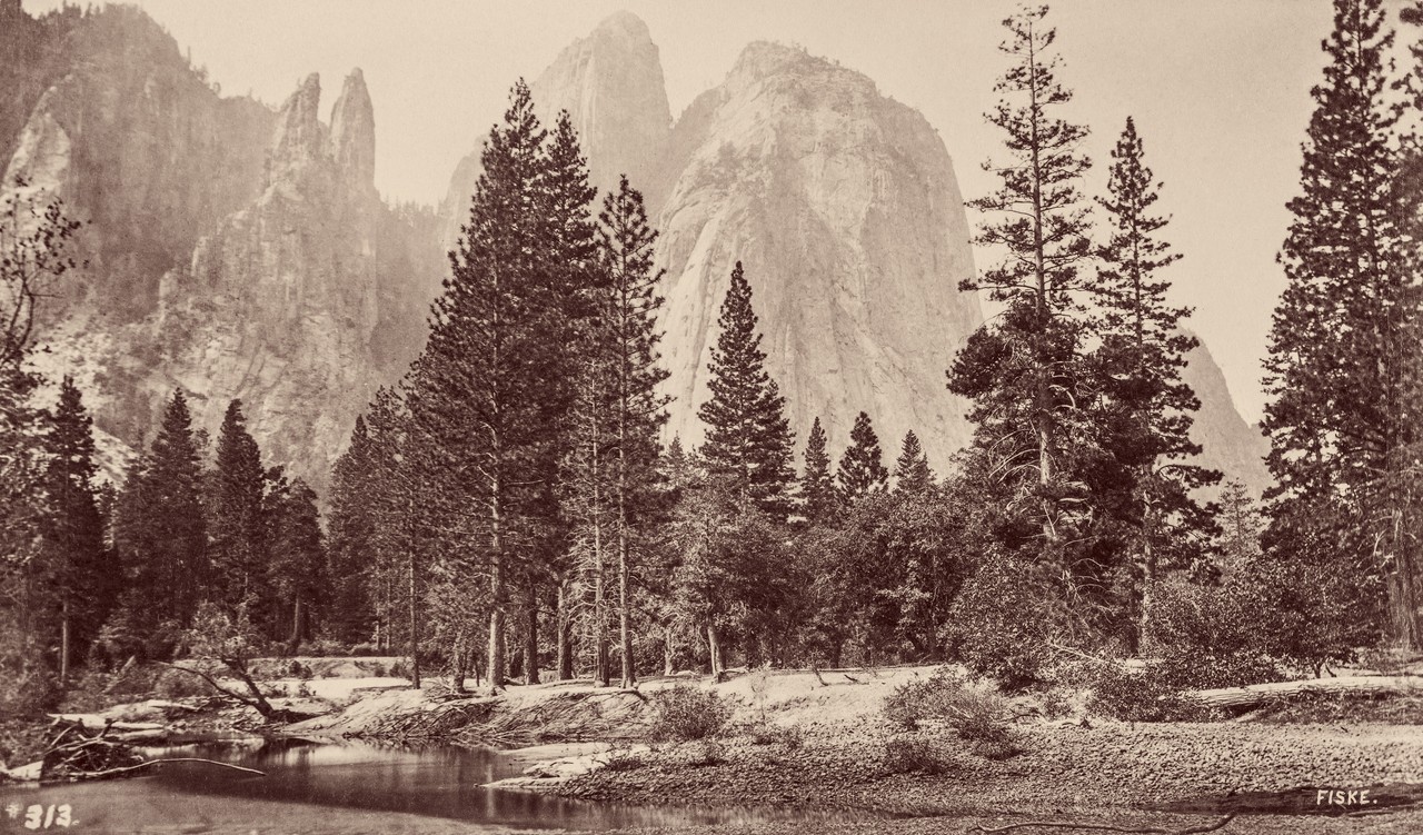 Fiske‘s Views of Yosemite and Big Trees, No. 313. Cathedral Rocks [Kathedral-Felsen] und Spires [Türme]. 800m. Yosemite Nationalpark, USA. Aus dem China-Album des Hugo von Königslöw 1898/1901, Foto: George Fiske