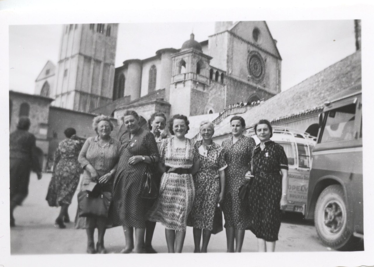 Hedwig Kruse mit einigen Reisebekanntschaften, Romfahrt 1950. (ganz links: Maria Breuer, Hedwig Kruse ist die zweite von rechts) (Bestand Kruse, LWL-Alltagskulturarchiv).