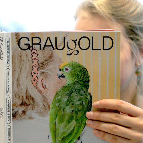 Frau hält erste Ausgabe des Magazins Graugold in der Hand.