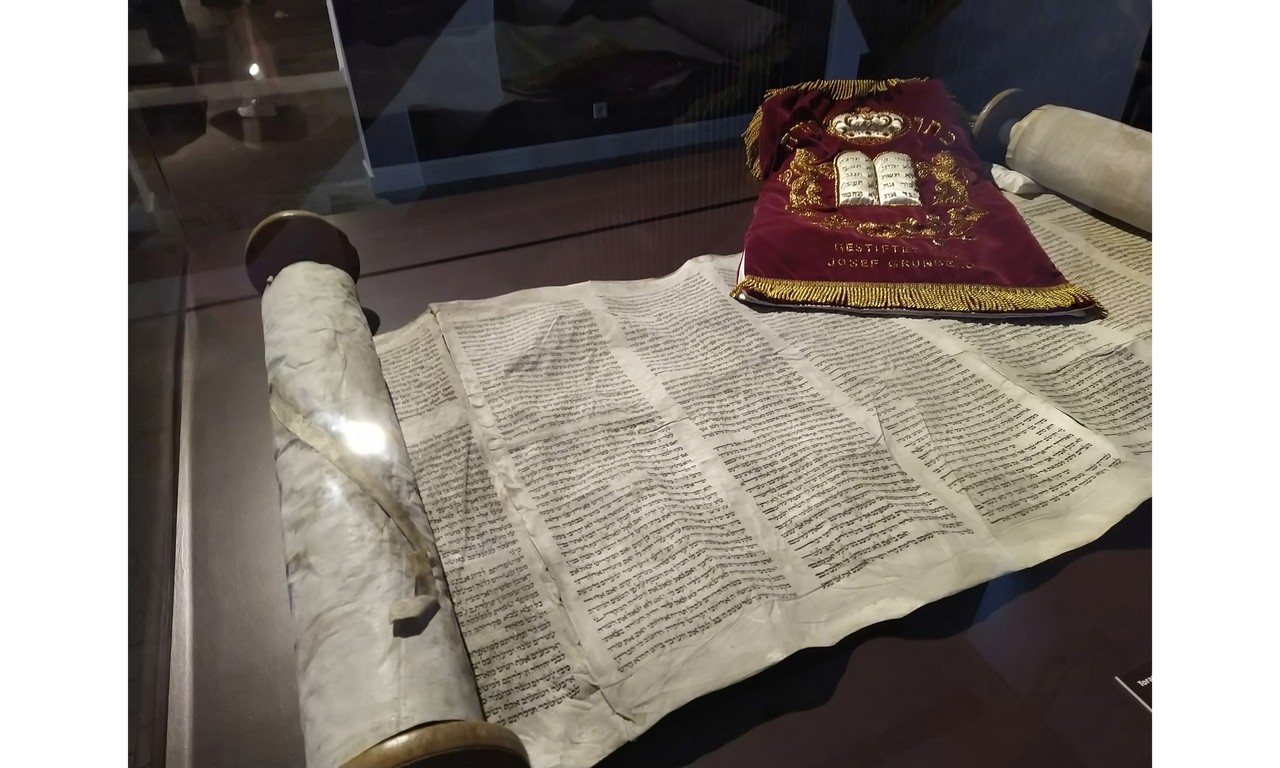 Eine Vielzahl an privaten und öffentlichen Leihgebern trägt zur Anschaulichkeit der  Ausstellung bei. Leihgaben wie diese Thora-Rolle von der Jüdischen Gemeinde in Osnabrück zeigen die Vorgaben der Glaubenslehre für den Umgang mit Geld. Foto: Christiane Cantauw, Kommission Alltagskulturforschung.