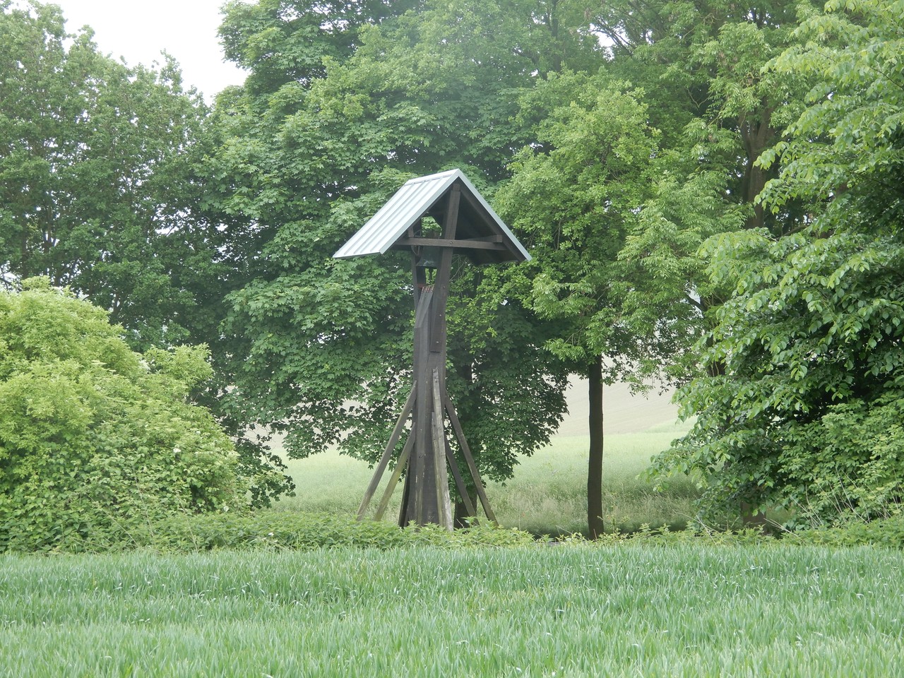 Auf dem Gröchten in Eininghausen (heute ein Ortsteil von Preußisch Oldendorf) steht ein Glockenstuhl, Foto: Sebastian Schröder.