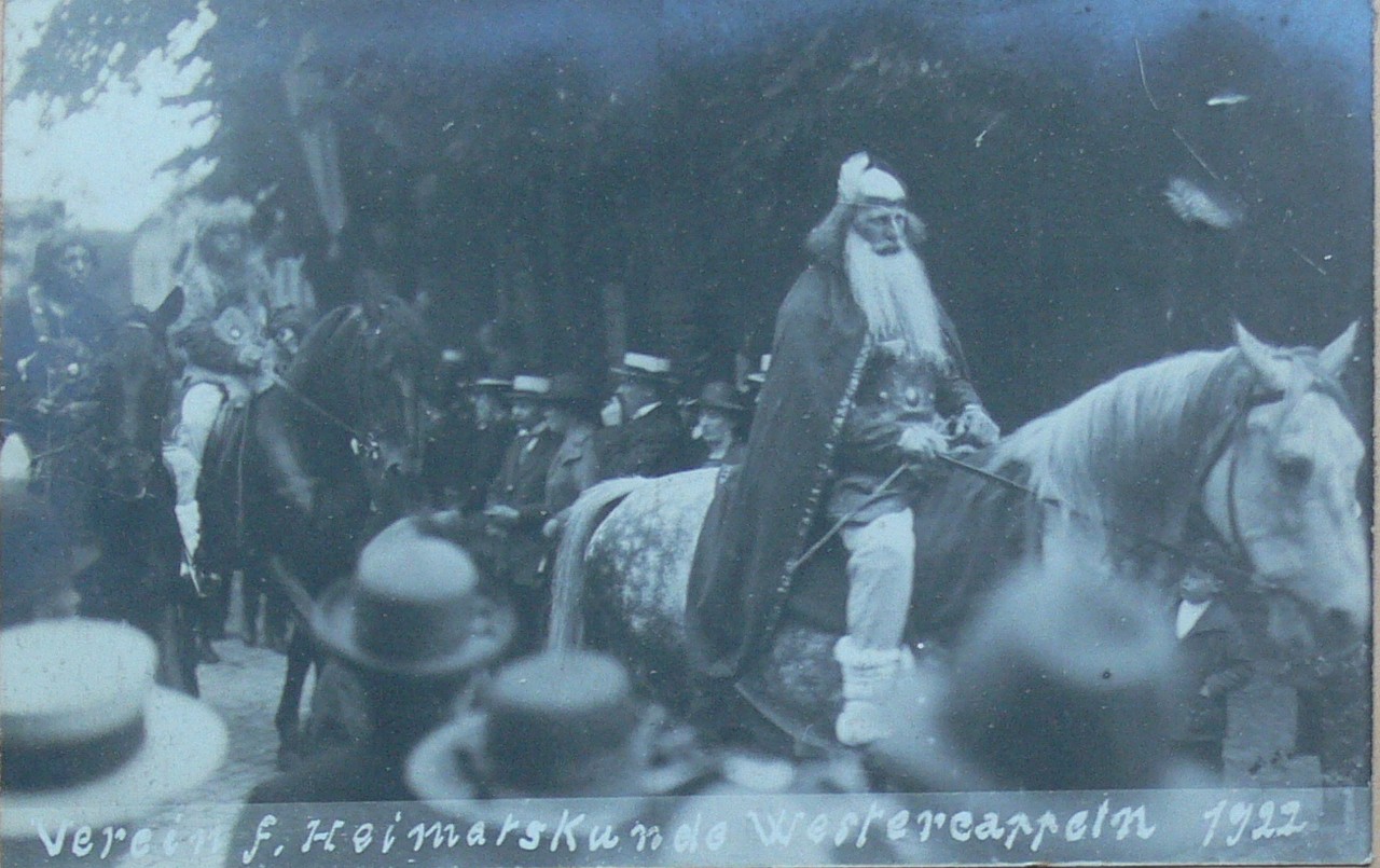 Das Foto zeigt einen als Wodan verkleideten Teilnehmer des Festzuges zum 2. Westerkappelner Heimattag 1922.