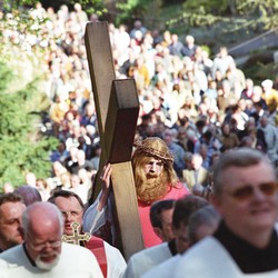 Kreuztracht in Menden, 2004, Foto: Martin Egbert. (vergrößerte Bildansicht wird geöffnet)