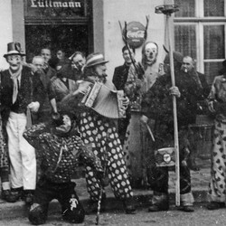 Die Gecken vor der Gaststätte Lüttmann, um 1950. Fotograf: unbekannt; Bildarchiv Heimatverein Schapen. (vergrößerte Bildansicht wird geöffnet)