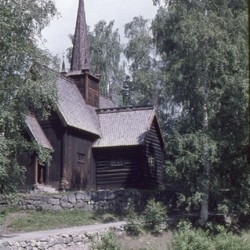 Dia mit Bild der Stabkirche Garmo. Foto: Hedwig Kruse, Archiv für Alltagskultur, Bestand Kruse. (vergrößerte Bildansicht wird geöffnet)